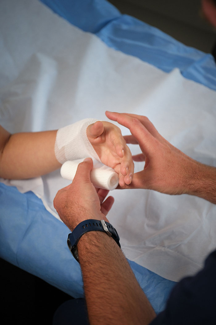 doctor vendando mano de paciente